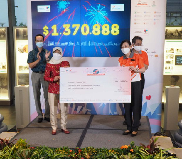  ​GCEO Prof Ivy Ng presenting the cheque to President Halimah during the SingHealth President’s Challenge Finale on 26 Nov 2021. 